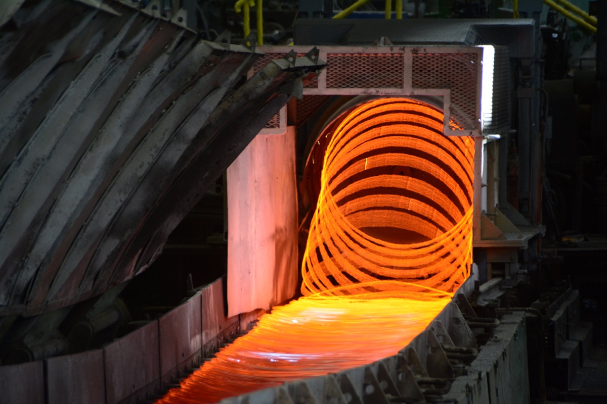 Rotglühender Betonstahl beim Wickeln zum Ring